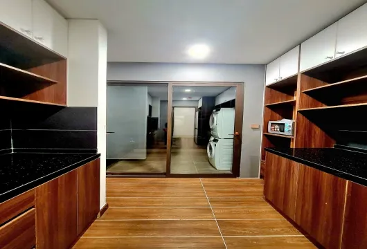 Luxury 3-bedroom apartment for rent at Green Diamond, 93 Láng Hạ, 143m², fully furnished with living room, bedroom, kitchen, bathroom, and balcony.