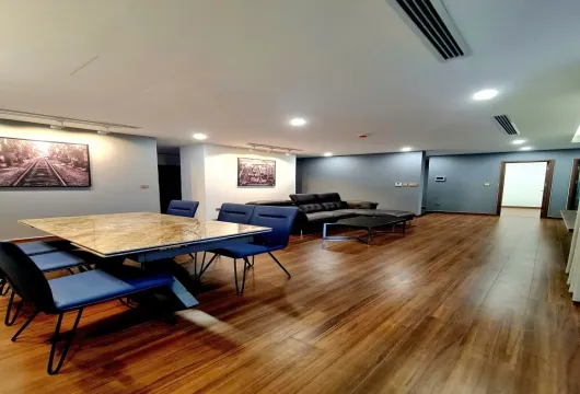 Luxury 3-bedroom apartment for rent at Green Diamond, 93 Láng Hạ, 143m², fully furnished with living room, bedroom, kitchen, bathroom, and balcony.