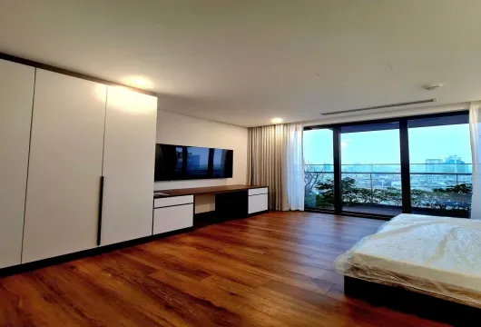 Luxury 3-bedroom apartment for rent at Green Diamond, 93 Láng Hạ, 143m², fully furnished with living room, bedroom, kitchen, bathroom, and balcony.