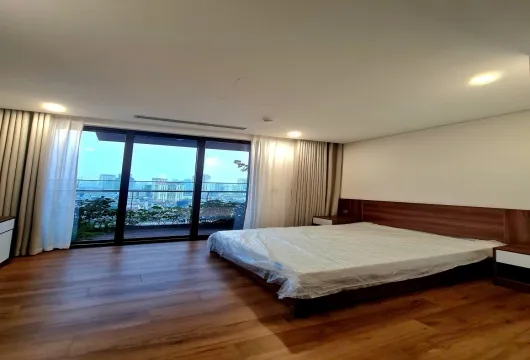 Luxury 3-bedroom apartment for rent at Green Diamond, 93 Láng Hạ, 143m², fully furnished with living room, bedroom, kitchen, bathroom, and balcony.