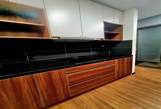 Luxury 3-bedroom apartment for rent at Green Diamond, 93 Láng Hạ, 143m², fully furnished with living room, bedroom, kitchen, bathroom, and balcony.