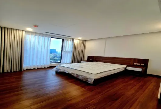 Luxury 3-bedroom apartment for rent at Green Diamond, 93 Láng Hạ, 143m², fully furnished with living room, bedroom, kitchen, bathroom, and balcony.