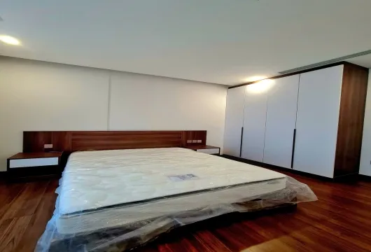 Luxury 3-bedroom apartment for rent at Green Diamond, 93 Láng Hạ, 143m², fully furnished with living room, bedroom, kitchen, bathroom, and balcony.