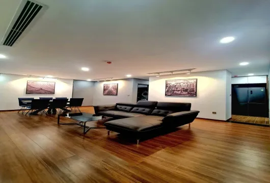 Luxury 3-bedroom apartment for rent at Green Diamond, 93 Láng Hạ, 143m², fully furnished with living room, bedroom, kitchen, bathroom, and balcony.