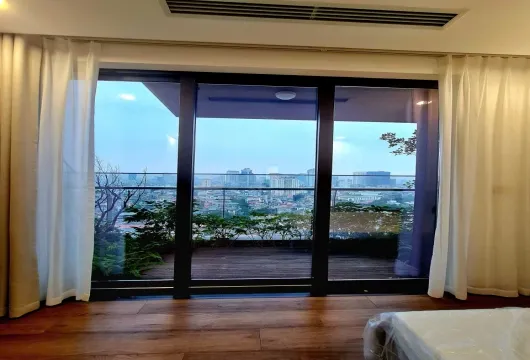Luxury 3-bedroom apartment for rent at Green Diamond, 93 Láng Hạ, 143m², fully furnished with living room, bedroom, kitchen, bathroom, and balcony.