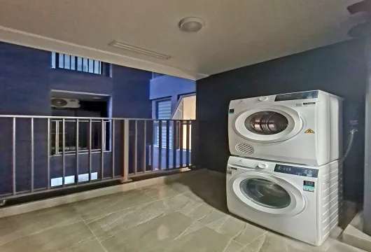 Luxury 3-bedroom apartment for rent at Green Diamond, 93 Láng Hạ, 143m², fully furnished with living room, bedroom, kitchen, bathroom, and balcony.