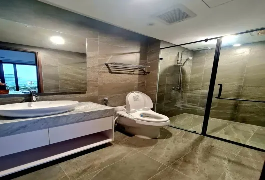 Luxury 3-bedroom apartment for rent at Green Diamond, 93 Láng Hạ, 143m², fully furnished with living room, bedroom, kitchen, bathroom, and balcony.