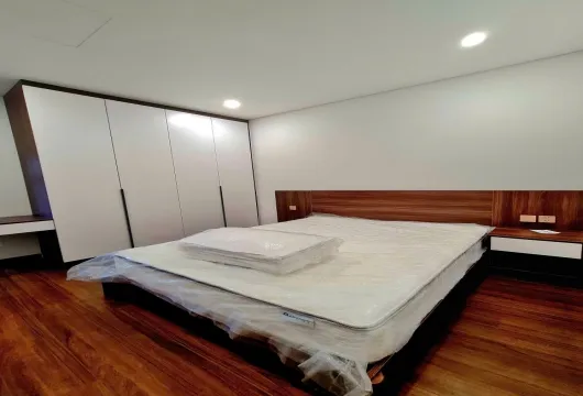 Luxury 3-bedroom apartment for rent at Green Diamond, 93 Láng Hạ, 143m², fully furnished with living room, bedroom, kitchen, bathroom, and balcony.