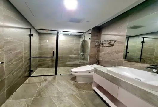 Luxury 3-bedroom apartment for rent at Green Diamond, 93 Láng Hạ, 143m², fully furnished with living room, bedroom, kitchen, bathroom, and balcony.