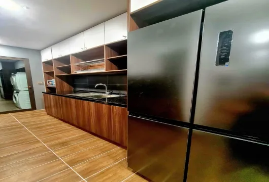 Luxury 3-bedroom apartment for rent at Green Diamond, 93 Láng Hạ, 143m², fully furnished with living room, bedroom, kitchen, bathroom, and balcony.