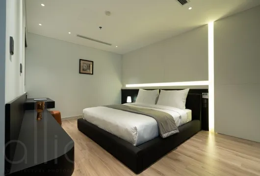 Serviced apartment with 1 bedroom on Han Thuyen Street, Hai Ba Trung District, 68m2, fully furnished, 1300USD/month, ideal for expats in Hanoi.