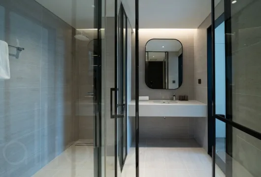 Serviced apartment with 1 bedroom on Han Thuyen Street, Hai Ba Trung District, 68m2, fully furnished, 1300USD/month, ideal for expats in Hanoi.