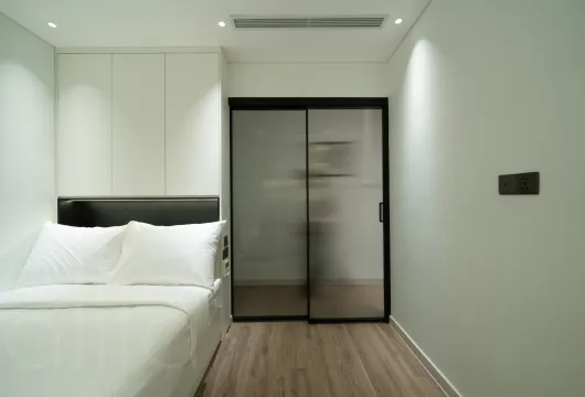 Serviced apartment with 1 bedroom on Han Thuyen Street, Hai Ba Trung District, 68m2, fully furnished, 1300USD/month, ideal for expats in Hanoi.