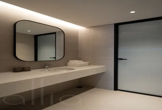 Serviced apartment with 1 bedroom on Han Thuyen Street, Hai Ba Trung District, 68m2, fully furnished, 1300USD/month, ideal for expats in Hanoi.