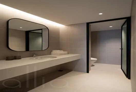 Serviced apartment with 1 bedroom on Han Thuyen Street, Hai Ba Trung District, 68m2, fully furnished, 1300USD/month, ideal for expats in Hanoi.