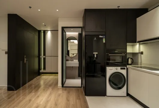 Serviced apartment with 1 bedroom on Han Thuyen Street, Hai Ba Trung District, 68m2, fully furnished, 1300USD/month, ideal for expats in Hanoi.