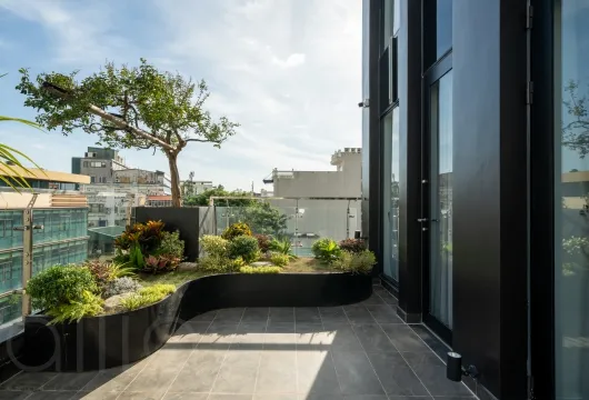 Serviced apartment with 1 bedroom on Han Thuyen Street, Hai Ba Trung District, 68m2, fully furnished, 1300USD/month, ideal for expats in Hanoi.