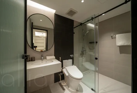 Serviced apartment with 1 bedroom on Han Thuyen Street, Hai Ba Trung District, 68m2, fully furnished, 1300USD/month, ideal for expats in Hanoi.