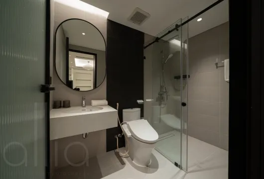 Serviced apartment with 1 bedroom on Han Thuyen Street, Hai Ba Trung District, 68m2, fully furnished, 1300USD/month, ideal for expats in Hanoi.