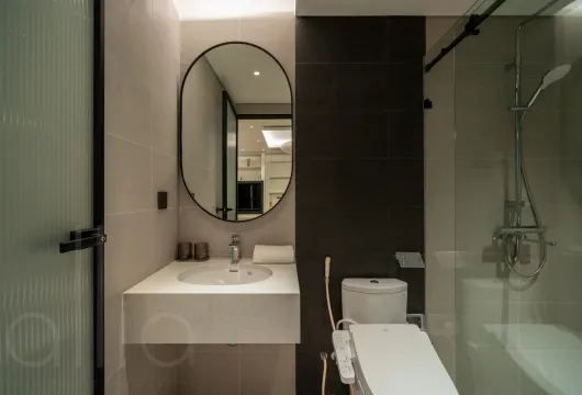 Serviced apartment with 1 bedroom on Han Thuyen Street, Hai Ba Trung District, 68m2, fully furnished, 1300USD/month, ideal for expats in Hanoi.