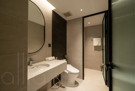 Serviced apartment with 1 bedroom on Han Thuyen Street, Hai Ba Trung District, 68m2, fully furnished, 1300USD/month, ideal for expats in Hanoi.