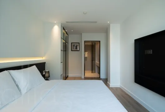 Serviced apartment with 1 bedroom on Han Thuyen Street, Hai Ba Trung District, 68m2, fully furnished, 1300USD/month, ideal for expats in Hanoi.