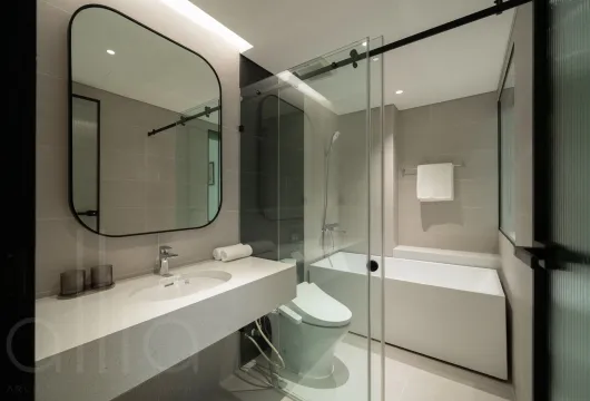 Serviced apartment with 1 bedroom on Han Thuyen Street, Hai Ba Trung District, 68m2, fully furnished, 1300USD/month, ideal for expats in Hanoi.