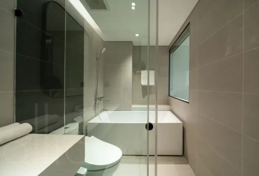 Serviced apartment with 1 bedroom on Han Thuyen Street, Hai Ba Trung District, 68m2, fully furnished, 1300USD/month, ideal for expats in Hanoi.