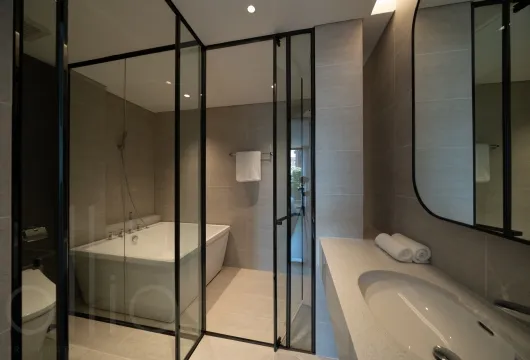 Serviced apartment with 1 bedroom on Han Thuyen Street, Hai Ba Trung District, 68m2, fully furnished, 1300USD/month, ideal for expats in Hanoi.