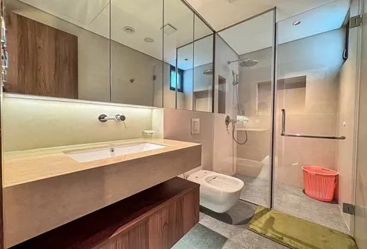Serviced apartment in Tay Ho Hanoi with lake view 3BR